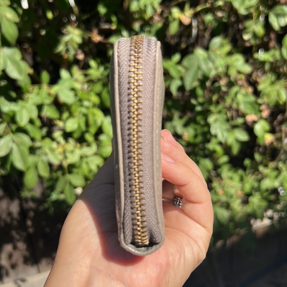 MARC by MARC JACOBS Classic Wallet. Color :MUSHROOM - Picture 4 of 17